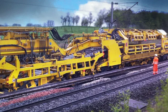 Un train de renouvellement P95 fabriqué par Matisa et exploité par GCF travaille à la rénovation des voies ferrées de la ligne POLT
