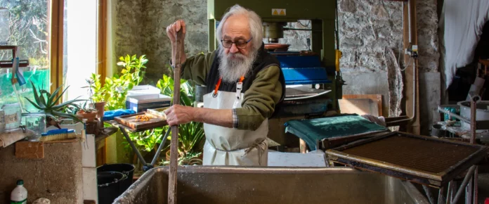 jean-pierre-gouy-maitre-papetier-a-la-main-artisan-art-en-correze
