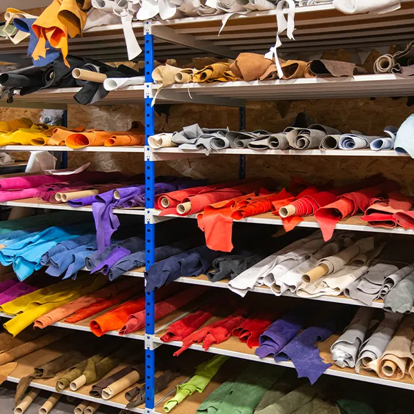 Des rouleaux de cuir de couleur