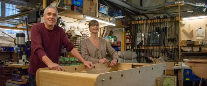 A-chatelus-le-marcheix-en-creuse-pascal-joulin-et-geraldine-fabrique-babyfoot-personnalise-loup-blanc