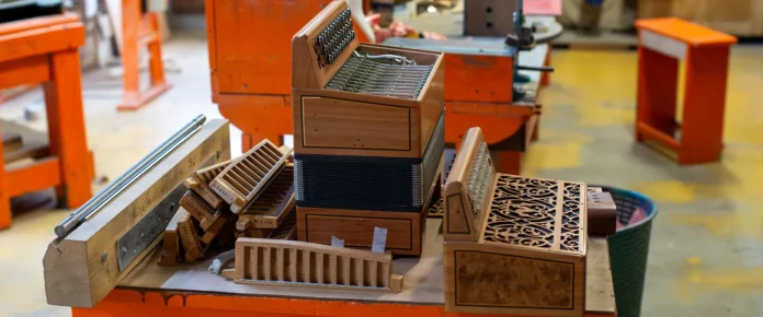 reportage-atelier-manufacture-accordeons-maugein-a-tulle