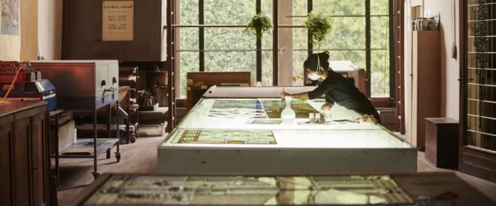 une-visite-chez-les-maitres-verriers-de-atelier-du-vitrail-a-limoges